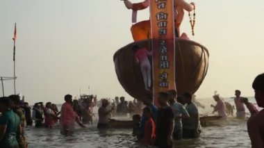 MUMBAI, INDIA, 24 Eylül 2018: Ganesha putu suya batırılmak üzere denize taşınır. Ganesha Festivali Mumbai, Hindistan 'da.