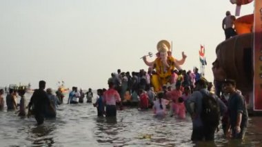 MUMBAI, INDIA, 24 Eylül 2018: Ganesha putu suya batırılmak üzere denize taşınır. Ganesha Festivali Mumbai, Hindistan 'da.