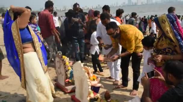 ムンバイ インド2016年9月15日 ヒンドゥ教の神ガネーシャを水の近くに浸かる前に信仰の人々が祈る これは毎年恒例の祭りです — ストック動画