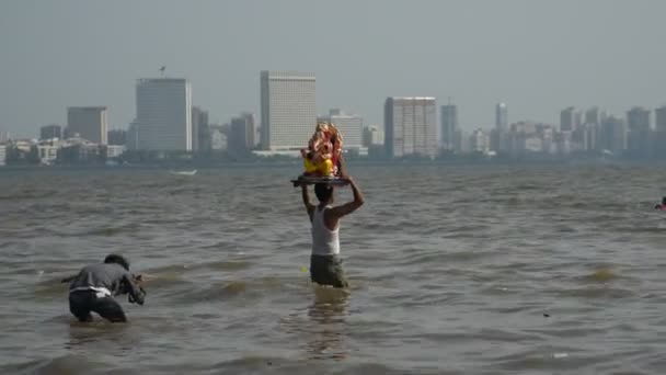 Mumbai India Září 2018 Ganesha Idol Odnášen Moře Ponoření Ganesha — Stock video