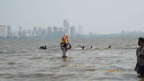 Mumbai India Septiembre 2018 Ídolo Ganesha Lleva Mar Para Inmersión — Vídeos de Stock