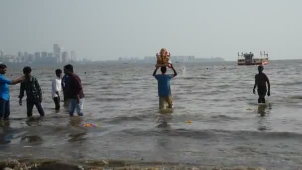 Mumbai India Septiembre 2018 Ídolo Ganesha Lleva Mar Para Inmersión — Vídeo de stock