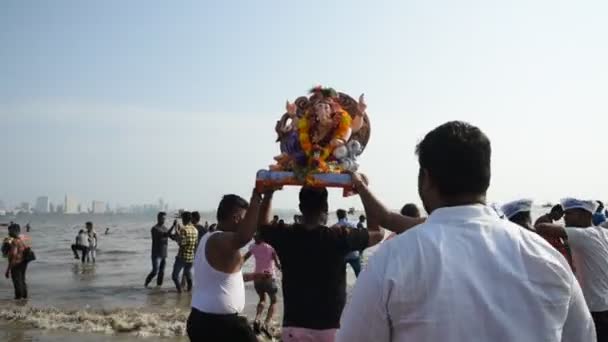 Mumbai India Září 2018 Ganesha Idol Odnášen Moře Ponoření Ganesha — Stock video