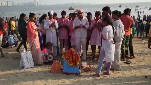 Mumbai India นยายน 2016 คนท ษฐานของพระเจ Ganesha อนท จะแช ใกล — วีดีโอสต็อก