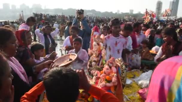 Mumbai Indien September 2016 Gläubige Beten Den Hindugott Ganesha Bevor — Stockvideo