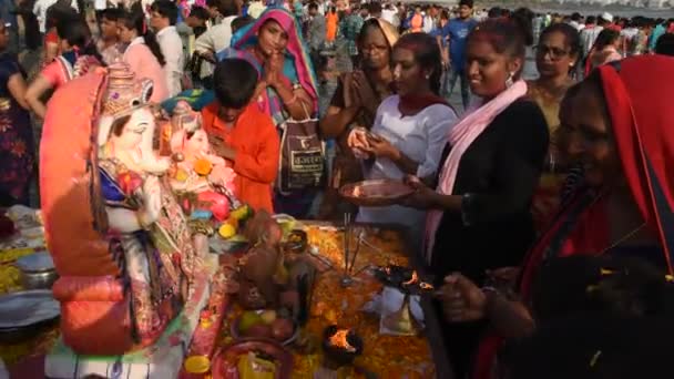 Mumbai India Září 2016 Věrní Lidé Modlí Hinduistického Boha Ganesha — Stock video