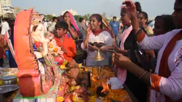 Mumbai India Settembre 2016 Fedeli Pregano Dio Indù Ganesha Prima — Video Stock