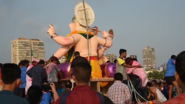 ムンバイ インド 2018年9月24日 ガネーシャのアイドルが没入のために海に運ばれます インドのムンバイでのガネーシャ祭のお祝い — ストック動画