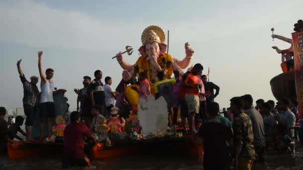 Mumbai India Septiembre 2018 Ídolo Ganesha Lleva Mar Para Inmersión — Vídeo de stock