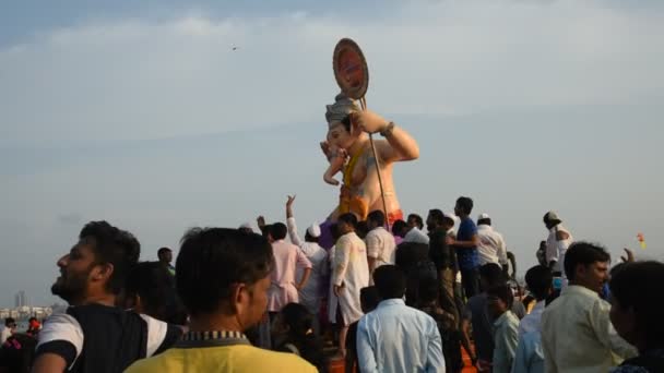 Mumbai Ινδια Σεπτεμβριου 2018 Είδωλο Ganesha Μεταφέρεται Στη Θάλασσα Για — Αρχείο Βίντεο