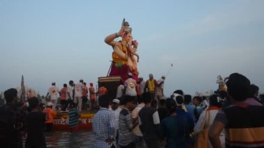 MUMBAI, INDIA, 24 Eylül 2018: Ganesha putu suya batırılmak üzere denize taşınır. Ganesha Festivali Mumbai, Hindistan 'da.