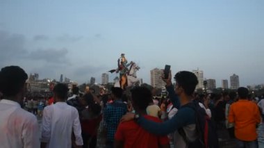 MUMBAI, INDIA, 24 SEPTEMBER 2018: Binlerce dindar Ganesh Visarjan sırasında Mumbai yolundaki Lord Ganesha 'ya veda etti..