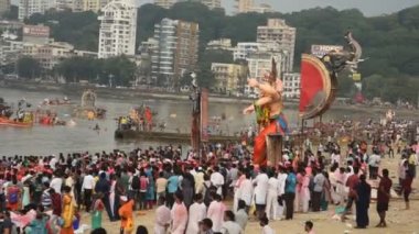 MUMBAI, INDIA, 24 Eylül 2018: Ganesha putu suya batırılmak üzere denize taşınır. Ganesha Festivali Mumbai, Hindistan 'da.