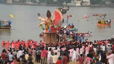 MUMBAI, INDIA, 24 Eylül 2018: Ganesha putu suya batırılmak üzere denize taşınır. Ganesha Festivali Mumbai, Hindistan 'da.