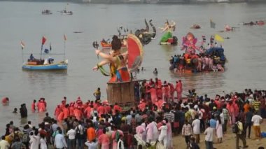 MUMBAI, INDIA, 24 Eylül 2018: Ganesha putu suya batırılmak üzere denize taşınır. Ganesha Festivali Mumbai, Hindistan 'da.