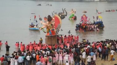 MUMBAI, INDIA, 24 Eylül 2018: Ganesha putu suya batırılmak üzere denize taşınır. Ganesha Festivali Mumbai, Hindistan 'da.