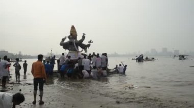 MUMBAI, INDIA, 24 Eylül 2018: Ganesha putu suya batırılmak üzere denize taşınır. Ganesha Festivali Mumbai, Hindistan 'da.