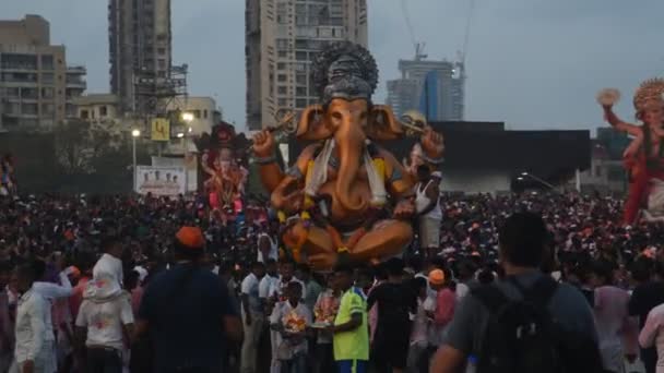 ムンバイ インド 2018年9月24日 多くの信者が 10日間にわたるガネシュ チャトゥティ祭りの終わりを告げるガネシュ ヴィサージャン中にムンバイの道路上でガネシャ卿に別れを告げます — ストック動画