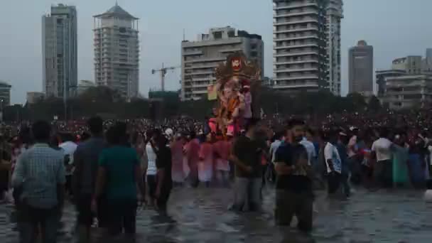 Mumbai India Szeptember 2018 Ganesha Bálvány Szállítják Tengerbe Merülés Ganesha — Stock videók