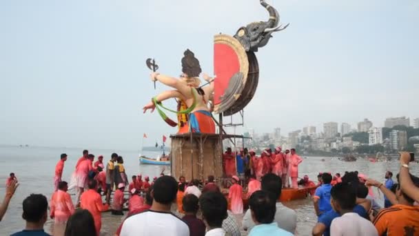 Mumbai India September 2018 Ідол Ganesha Переводиться Море Занурення Свято — стокове відео