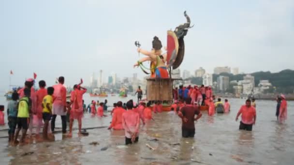 Mumbai Ινδια Σεπτεμβριου 2018 Είδωλο Ganesha Μεταφέρεται Στη Θάλασσα Για — Αρχείο Βίντεο