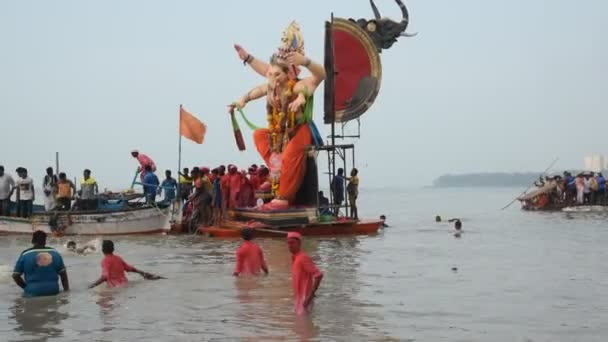Mumbai India Szeptember 2018 Ganesha Bálvány Szállítják Tengerbe Merülés Ganesha — Stock videók
