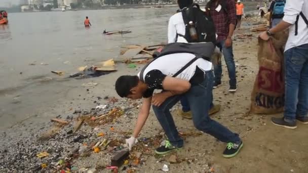 Mumbai India September 2018 Group Young Students Helping One Another — Stock Video