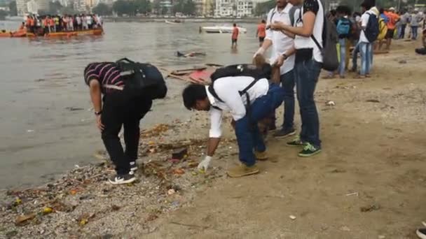2018年9月24日 印度孟买 一群年轻的学生相互帮助 在印度教节日之后清理孟买南部的Chaupati海滩 将Ganesha沉入大海 — 图库视频影像