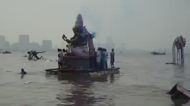 Mumbai India Сентября 2018 Ганешский Идол Переносится Море Погружения Фестиваль — стоковое видео