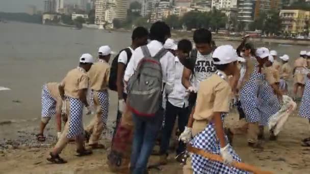 Mumbai Índia Setembro 2018 Grupo Jovens Estudantes Ajudando Uns Aos — Vídeo de Stock