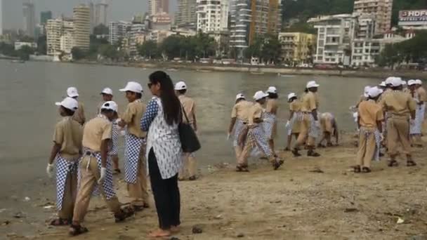 Mumbai India September 2018 Group Young Students Helping One Another — Stock Video