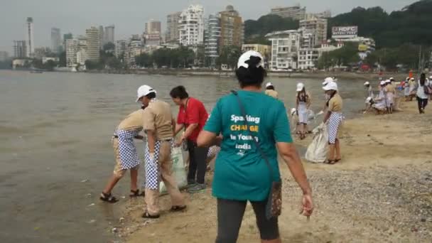 Mumbai India Сентября 2018 Группа Молодых Студентов Помогающих Друг Другу — стоковое видео