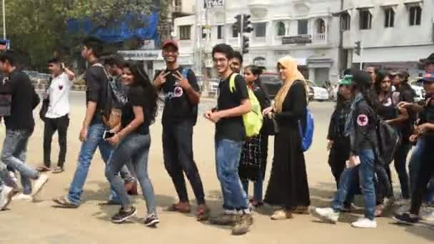Mumbai India September 2018 Grupp Unga Studenter Hjälper Varandra Att — Stockvideo