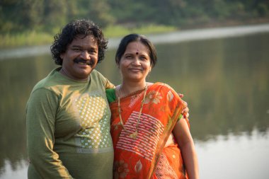 Hintli çift eğleniyor, birbirlerini göl kenarında tutuyorlar, Hint yaşam tarzı portresi..