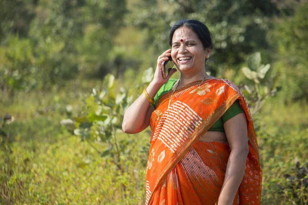 Mulher Indiana Pano Tradicional Usando Smartphone Livre — Fotografia de Stock