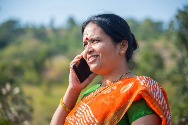 Indiase Vrouw Traditionele Doek Met Behulp Van Smartphone Outdoor — Stockfoto