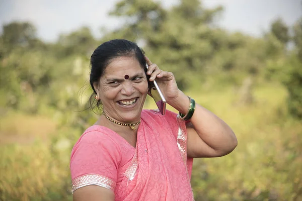 Mulher Indiana Pano Tradicional Usando Smartphone Livre Mudança Conceito Vida — Fotografia de Stock