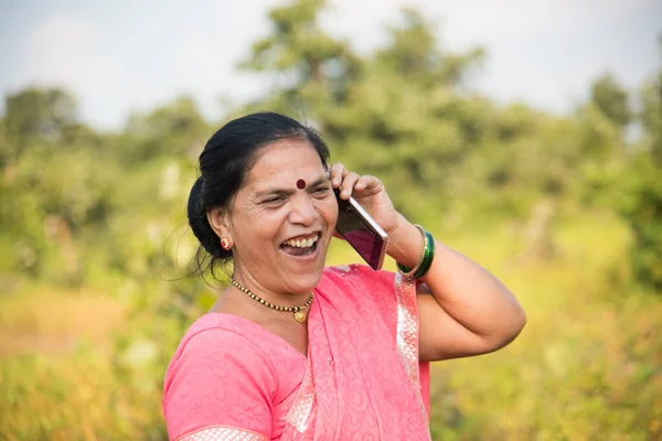 Mulher Indiana Pano Tradicional Usando Smartphone Livre Mudança Conceito Vida — Fotografia de Stock