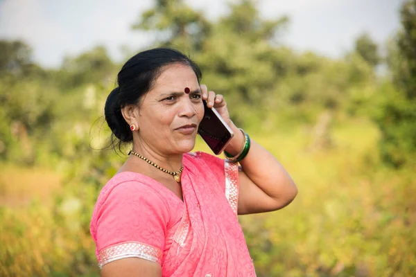 Mulher Usando Smartphone Livre Conceito Digital Índia — Fotografia de Stock