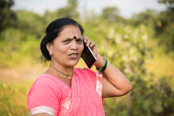 Mulher Usando Smartphone Livre Conceito Digital Índia — Fotografia de Stock