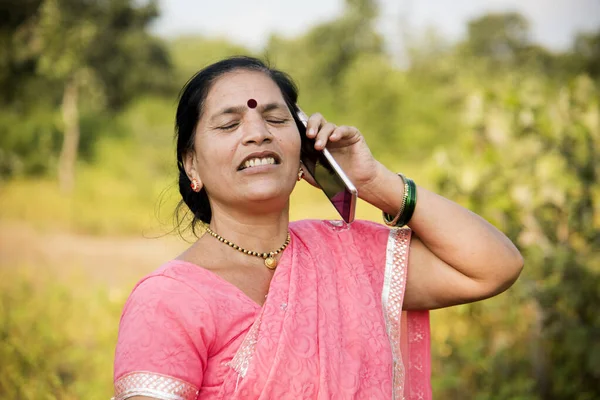 Mulher Indiana Pano Tradicional Usando Smartphone Livre — Fotografia de Stock