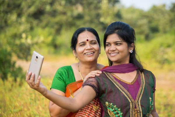 Mãe Filha Tirando Uma Selfie Com Smartphone Parque — Fotografia de Stock