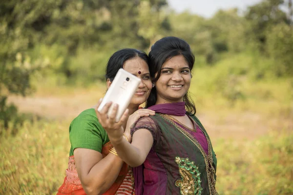 Mãe Filha Tirando Uma Selfie Com Smartphone Parque — Fotografia de Stock