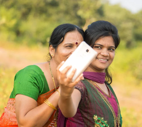 Mãe Filha Tirando Uma Selfie Com Smartphone Parque — Fotografia de Stock