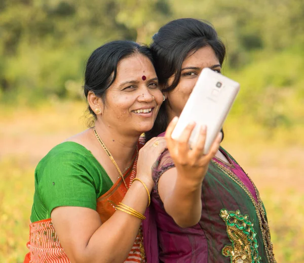 Mãe Filha Tirando Uma Selfie Com Smartphone Parque — Fotografia de Stock