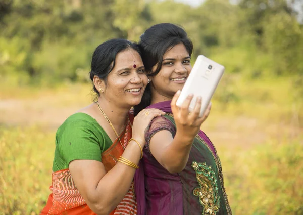 Moeder Dochter Maken Selfie Met Smartphone Park — Stockfoto