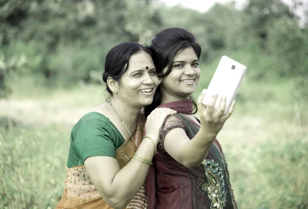 Mãe Filha Tirando Uma Selfie Com Smartphone Parque — Fotografia de Stock