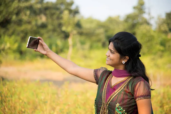Menina Jovem Levando Selfie Smartphone — Fotografia de Stock