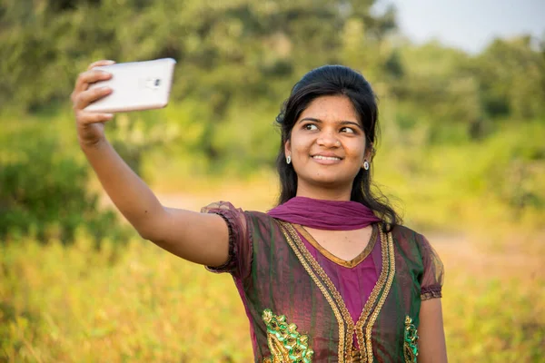 Menina Jovem Levando Selfie Smartphone — Fotografia de Stock