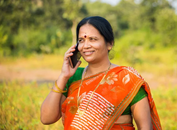 Mulher Indiana Rural Pano Tradicional Falando Smartphone Livre Conceito Digital — Fotografia de Stock